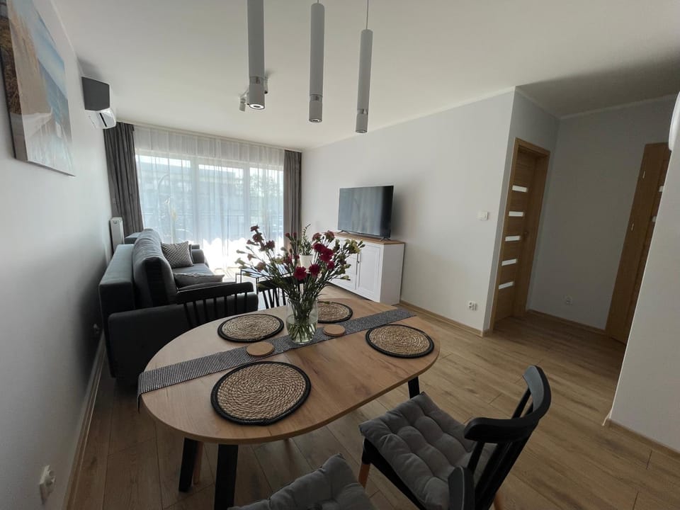 TV and multimedia, Living room, Seating area, Dining area