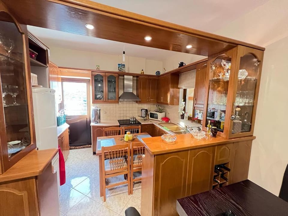 Kitchen or kitchenette, Dining area, minibar