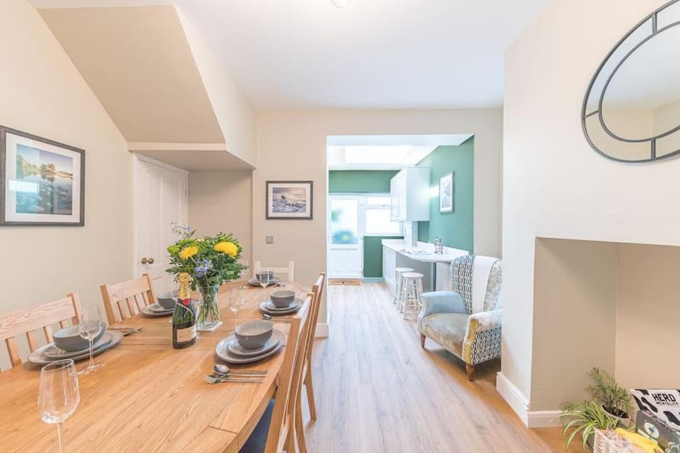 Seating area, Dining area