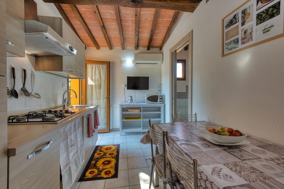 TV and multimedia, Kitchen or kitchenette, Dining area, stove