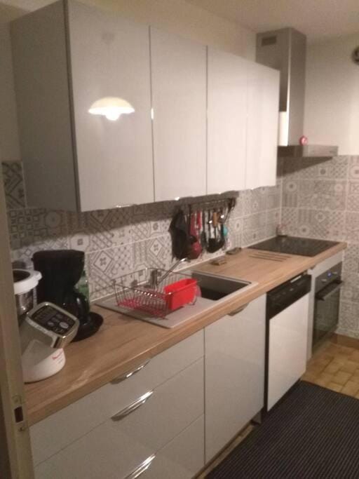 Kitchen or kitchenette, dishwasher, stove