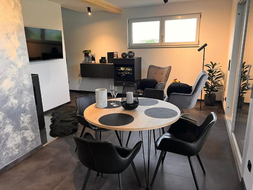 TV and multimedia, Living room, Seating area, Dining area