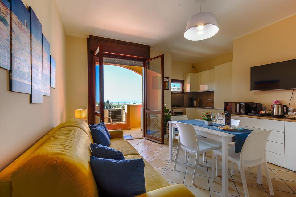 Coffee/tea facilities, Kitchen or kitchenette, Living room, Dining area, minibar, pet friendly