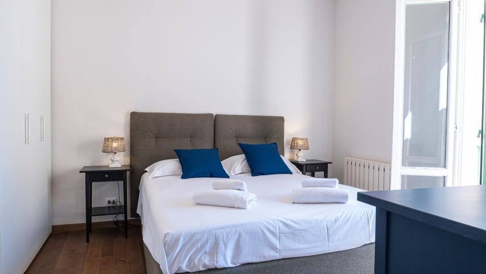 Bed, Bedroom, towels