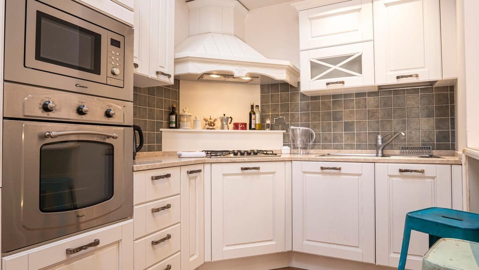 Kitchen or kitchenette, minibar