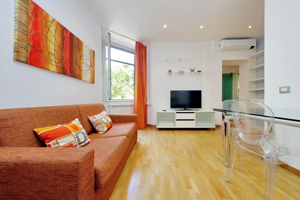 Communal lounge/ TV room, TV and multimedia, Living room, Dining area