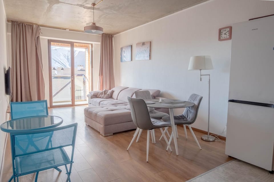 Bed, Living room, Photo of the whole room, Seating area, Dining area, Bedroom