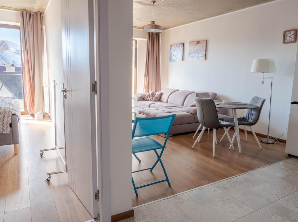 Bed, TV and multimedia, Kitchen or kitchenette, Living room, Photo of the whole room, Seating area, Dining area, Bedroom
