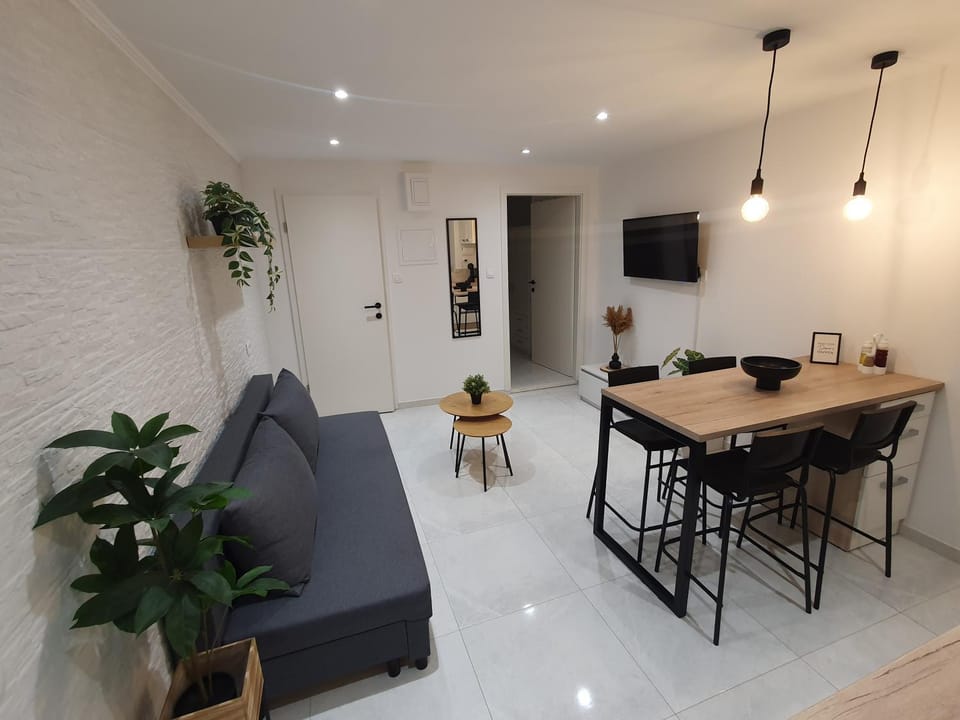 TV and multimedia, Living room, Seating area, Dining area