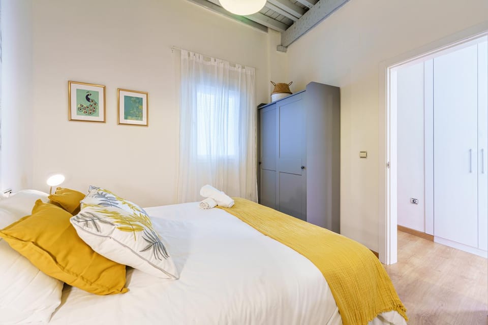 Bed, Photo of the whole room, Bedroom, towels, wardrobe