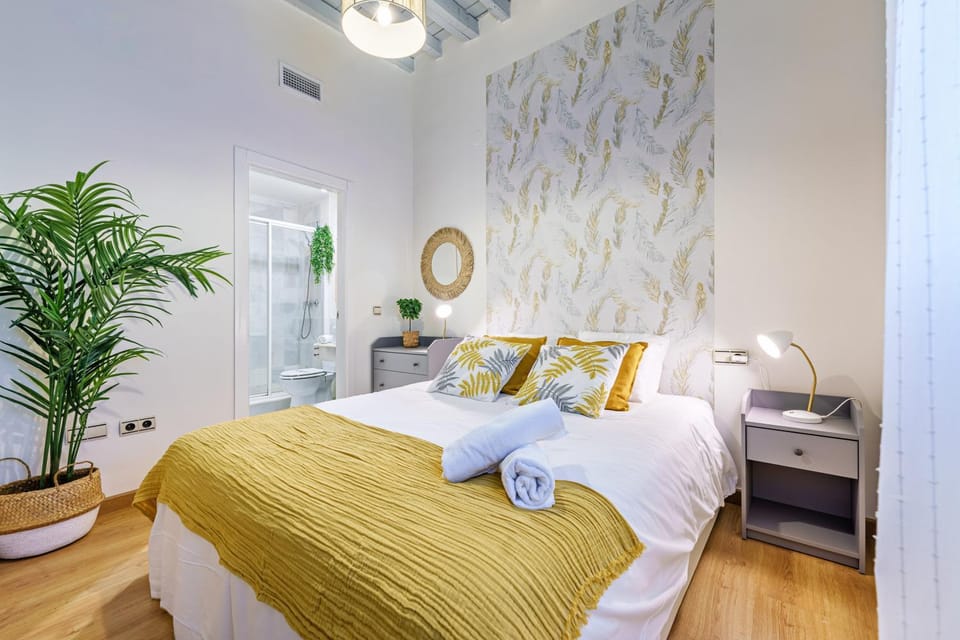 Photo of the whole room, Bedroom, towels