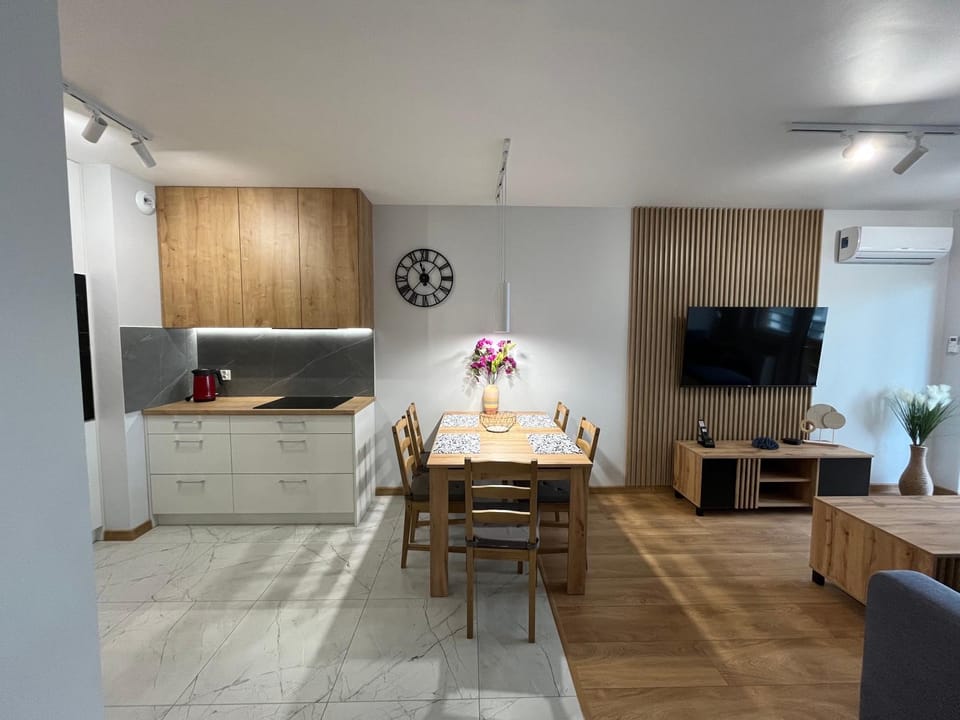 TV and multimedia, Kitchen or kitchenette, Dining area, stove