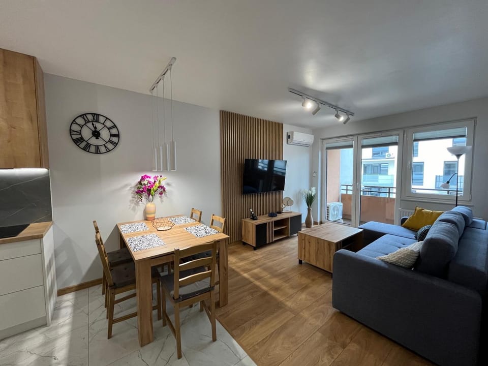 Communal lounge/ TV room, TV and multimedia, Living room, Seating area, Dining area