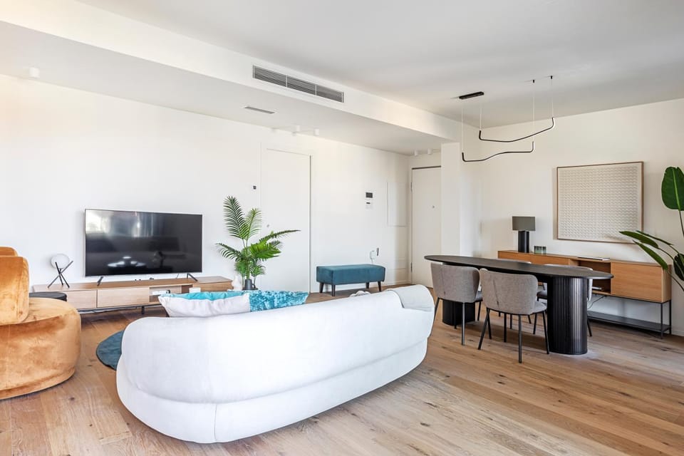 Communal lounge/ TV room, TV and multimedia, Living room, Seating area, Dining area, Evening entertainment