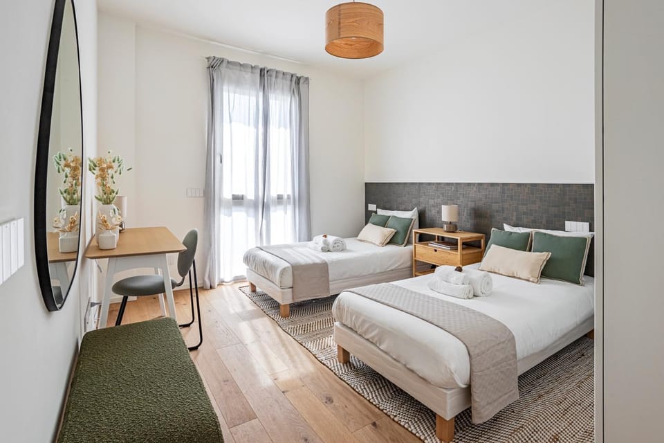 Bed, TV and multimedia, Living room, Photo of the whole room, Seating area, Bedroom, towels