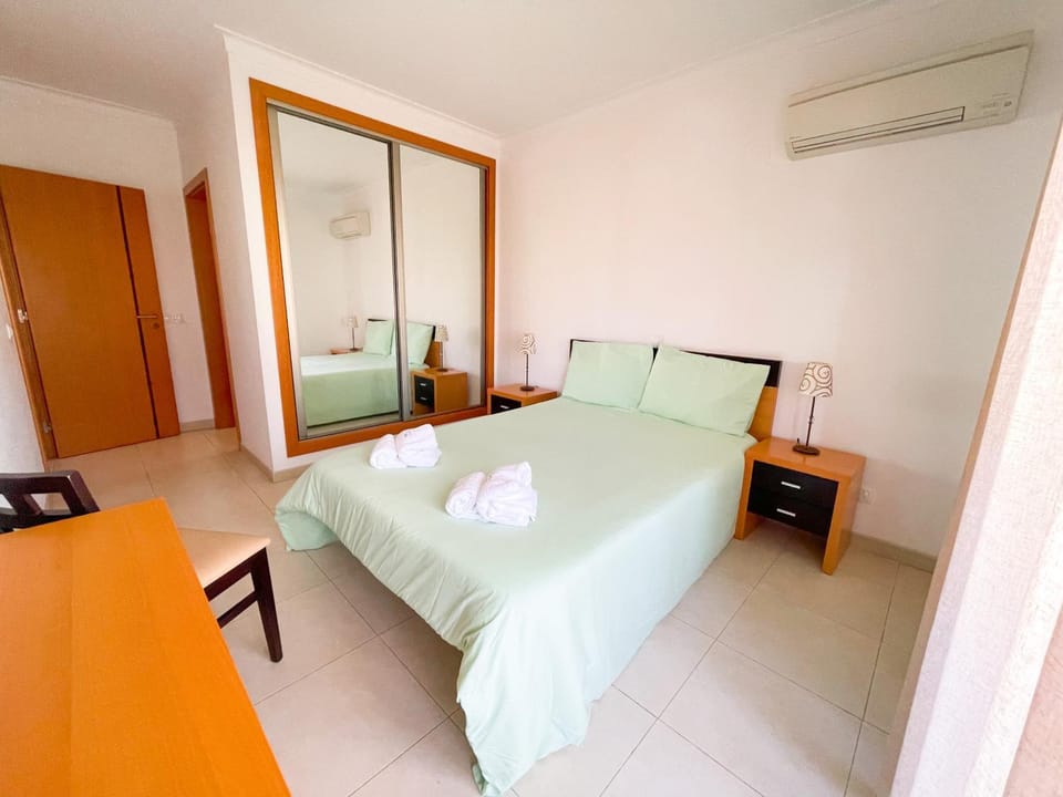 Bed, Bedroom, wardrobe, air conditioner