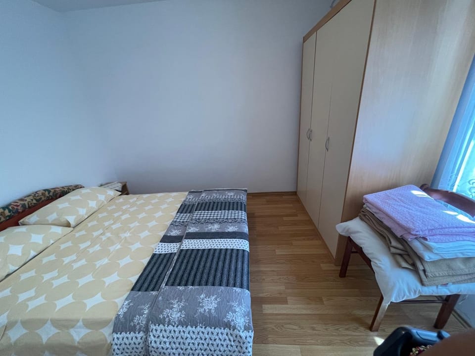 Photo of the whole room, Bedroom, wardrobe