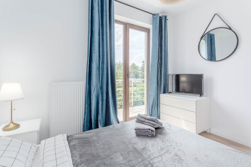 Bed, TV and multimedia, Photo of the whole room, Bedroom, towels