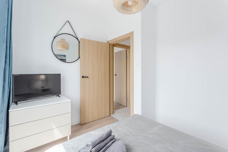 Bed, TV and multimedia, Bedroom, wardrobe