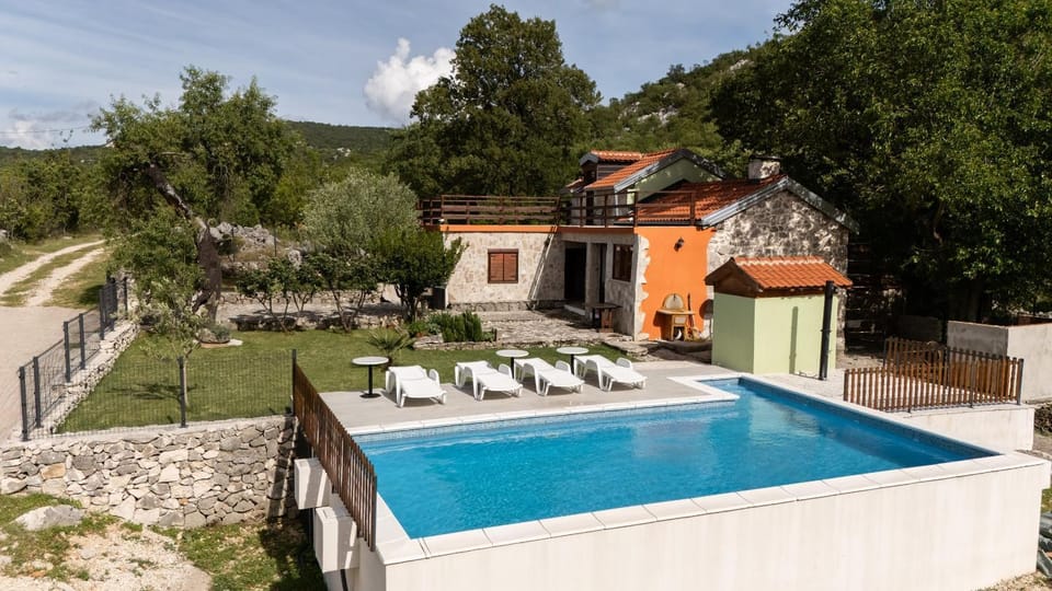 Property building, Day, Swimming pool, sunbed