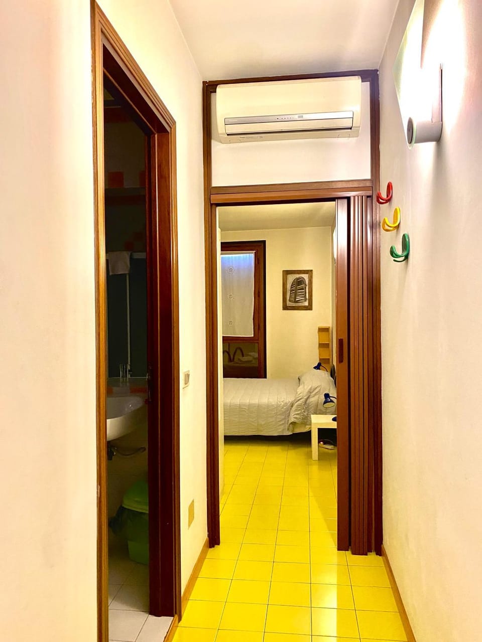 Photo of the whole room, air conditioner