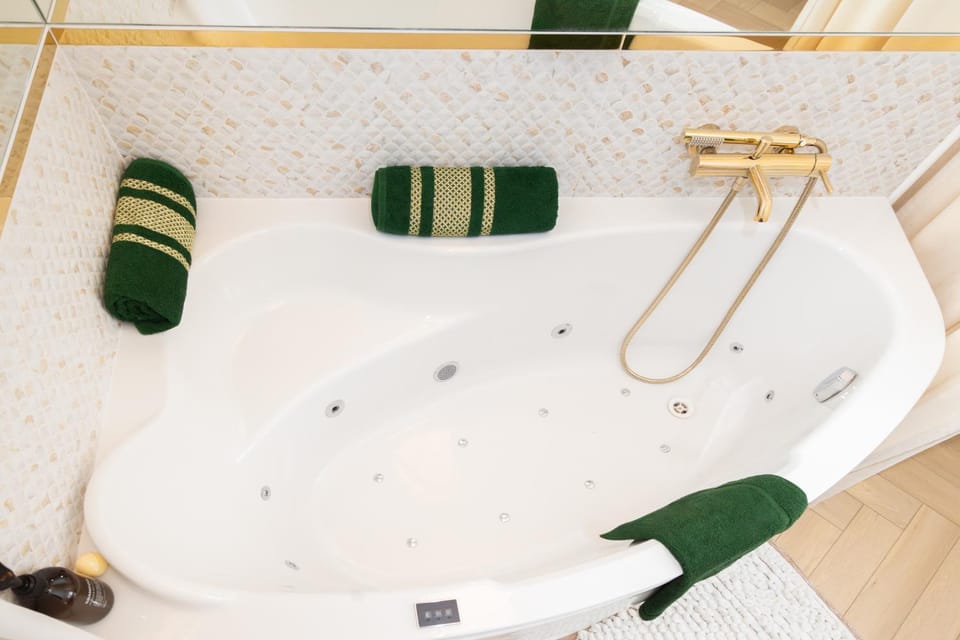 Gold Apartments Jacuzzi Room Apartment in Poland