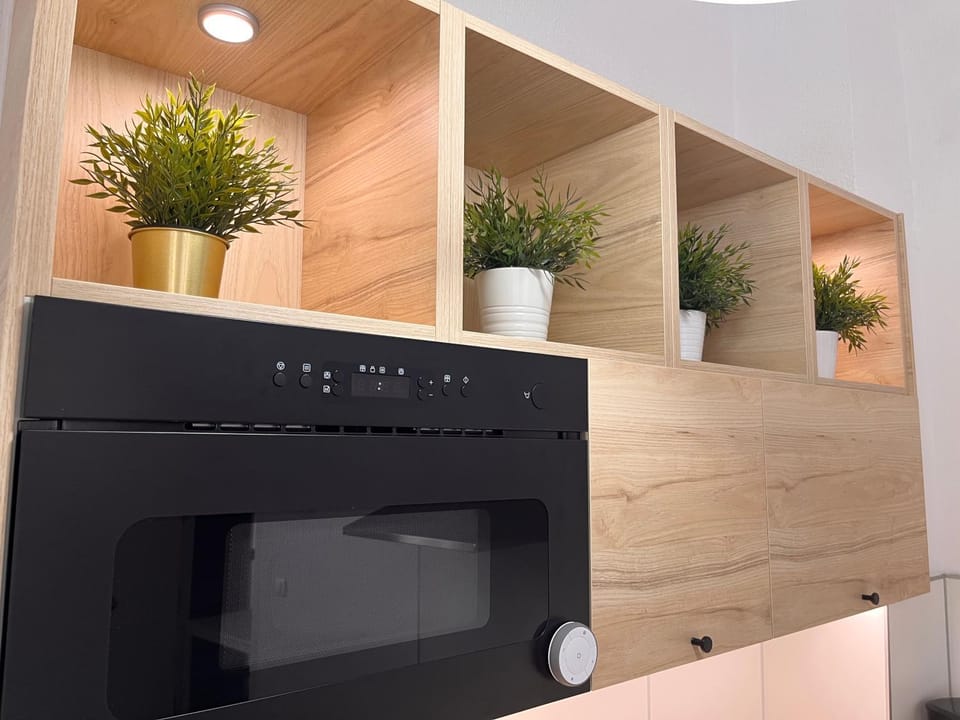 Kitchen or kitchenette, minibar