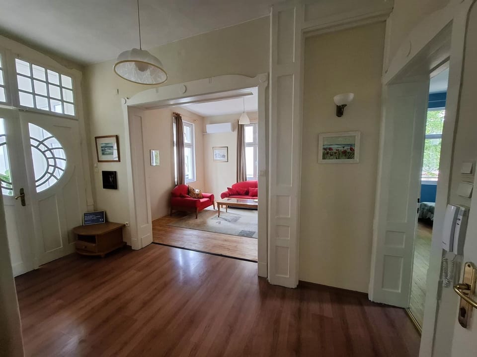 Photo of the whole room, Seating area