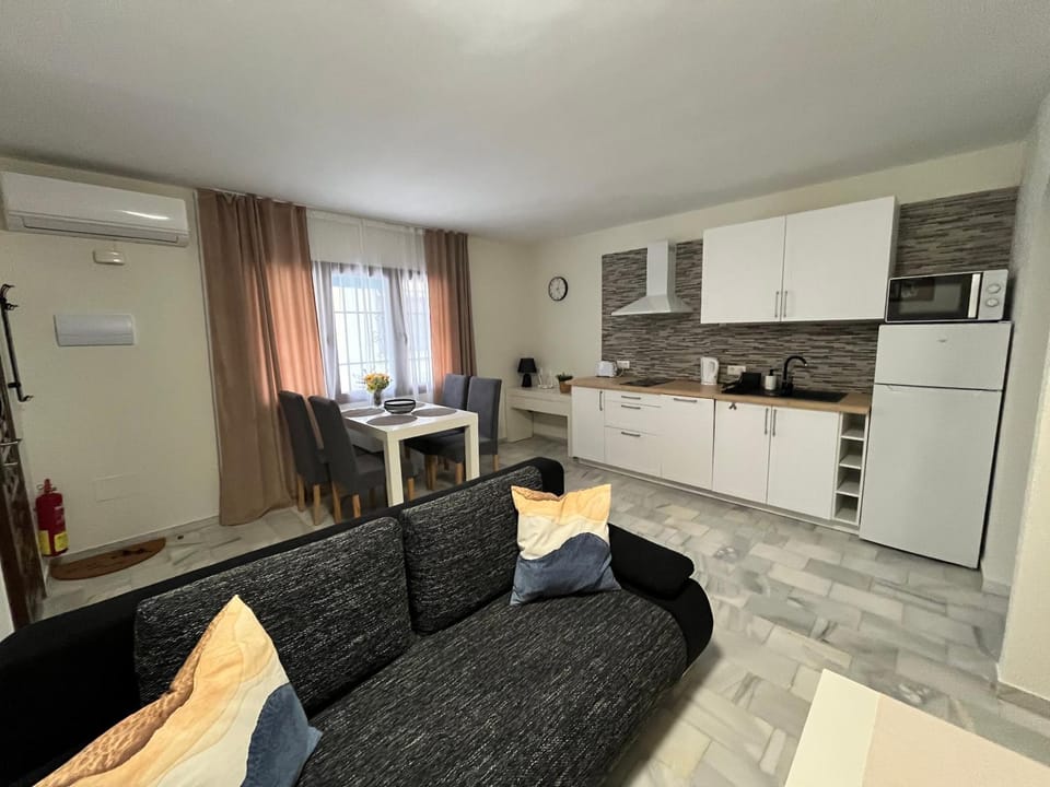 Kitchen or kitchenette, Living room, Seating area, Dining area, minibar, stove, kitchen, air conditioner