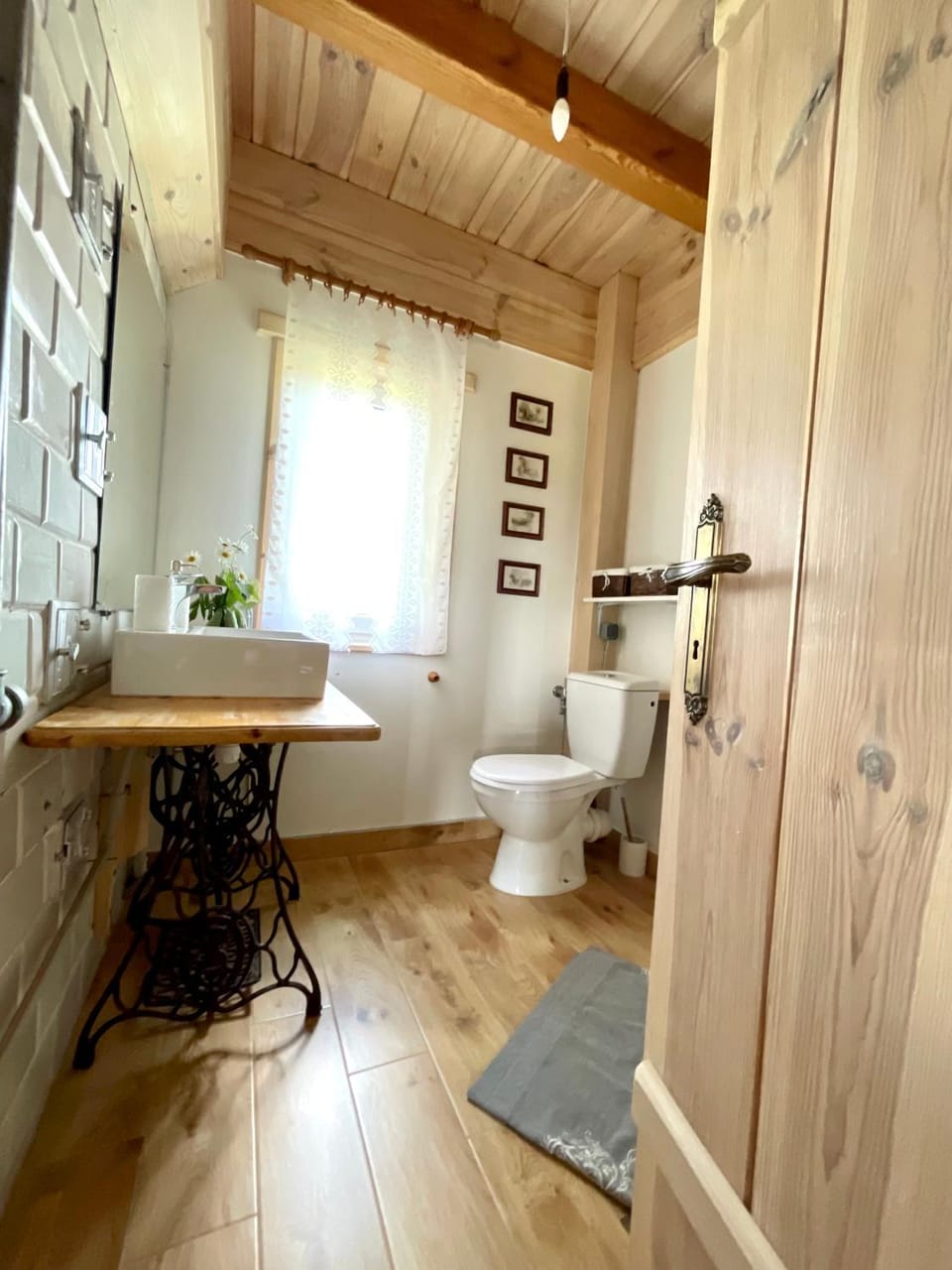 Toilet, Bathroom, towels