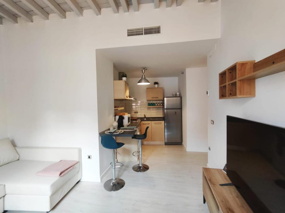 Kitchen or kitchenette, Dining area, minibar, stove