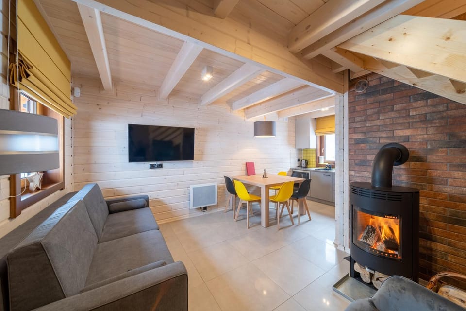 TV and multimedia, Living room, Seating area, fireplace, pet friendly, kitchen