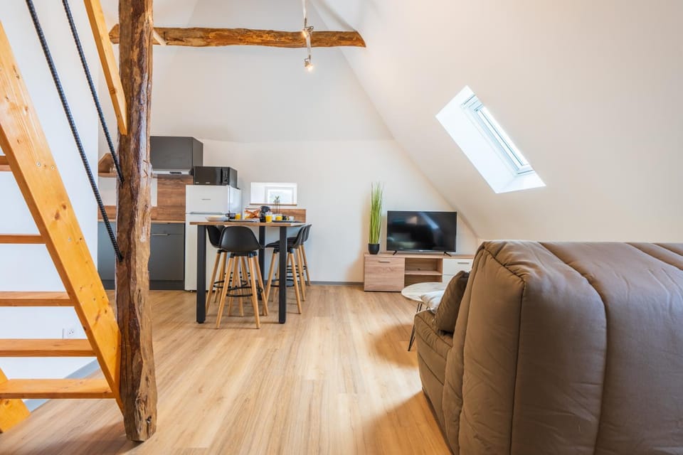 TV and multimedia, Kitchen or kitchenette, Living room, Seating area, Dining area