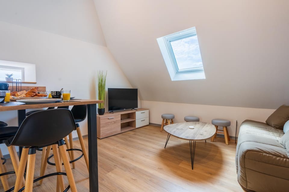 TV and multimedia, Living room, Food and drinks, Seating area, Dining area, Food