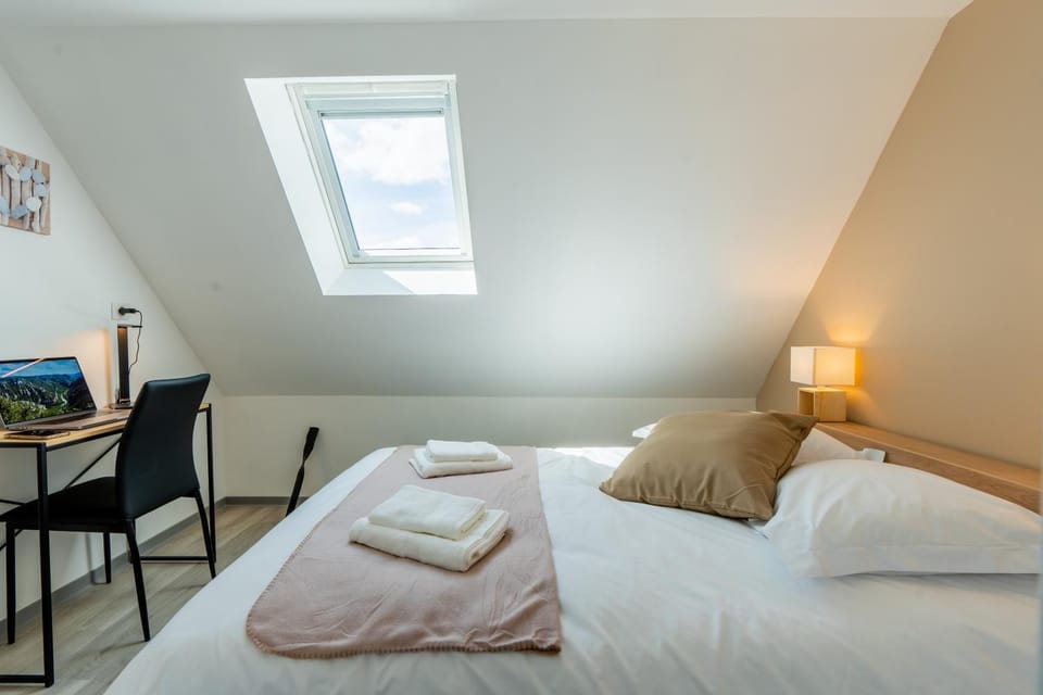 Bed, TV and multimedia, Photo of the whole room, Bedroom, hair dresser, towels