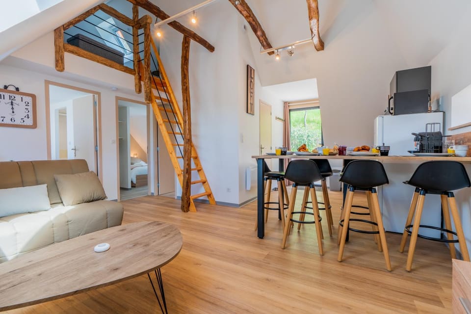 Kitchen or kitchenette, Living room, Seating area, Dining area