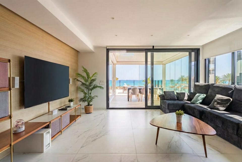 Communal lounge/ TV room, TV and multimedia, Living room, Sea view