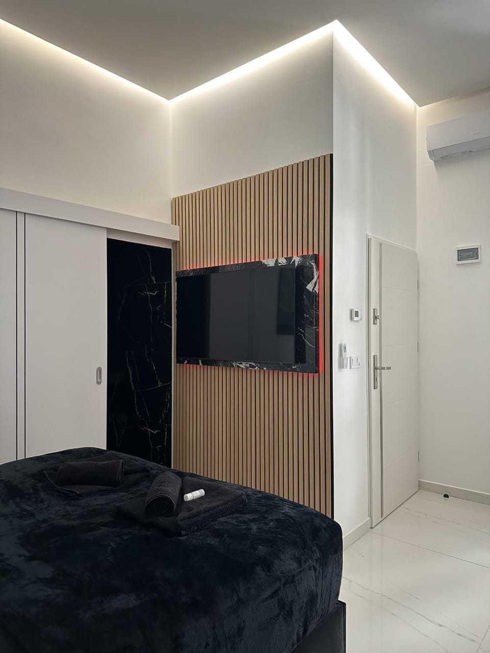 Bed, TV and multimedia, Photo of the whole room, Bedroom, air conditioner