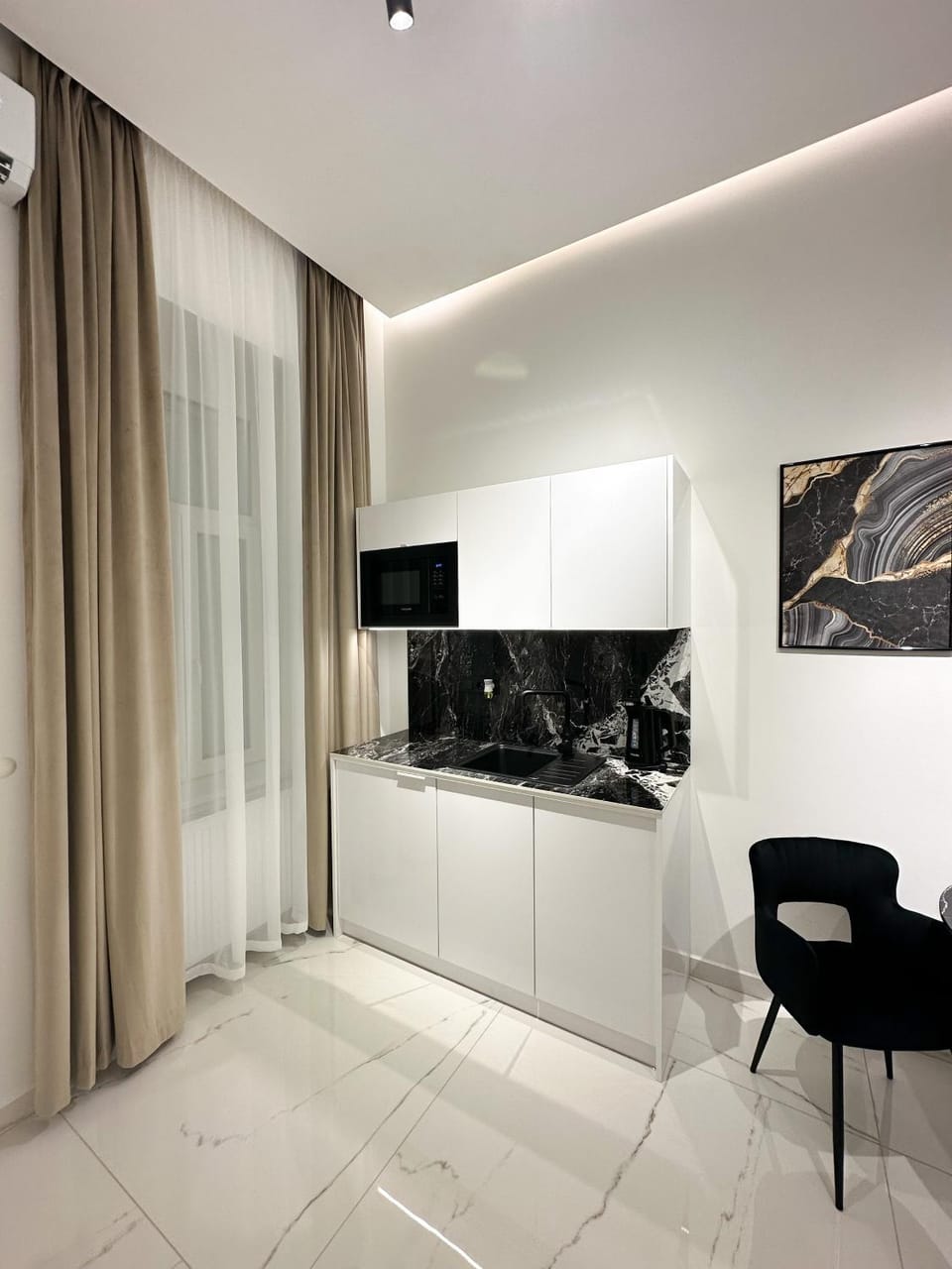 Kitchen or kitchenette, minibar