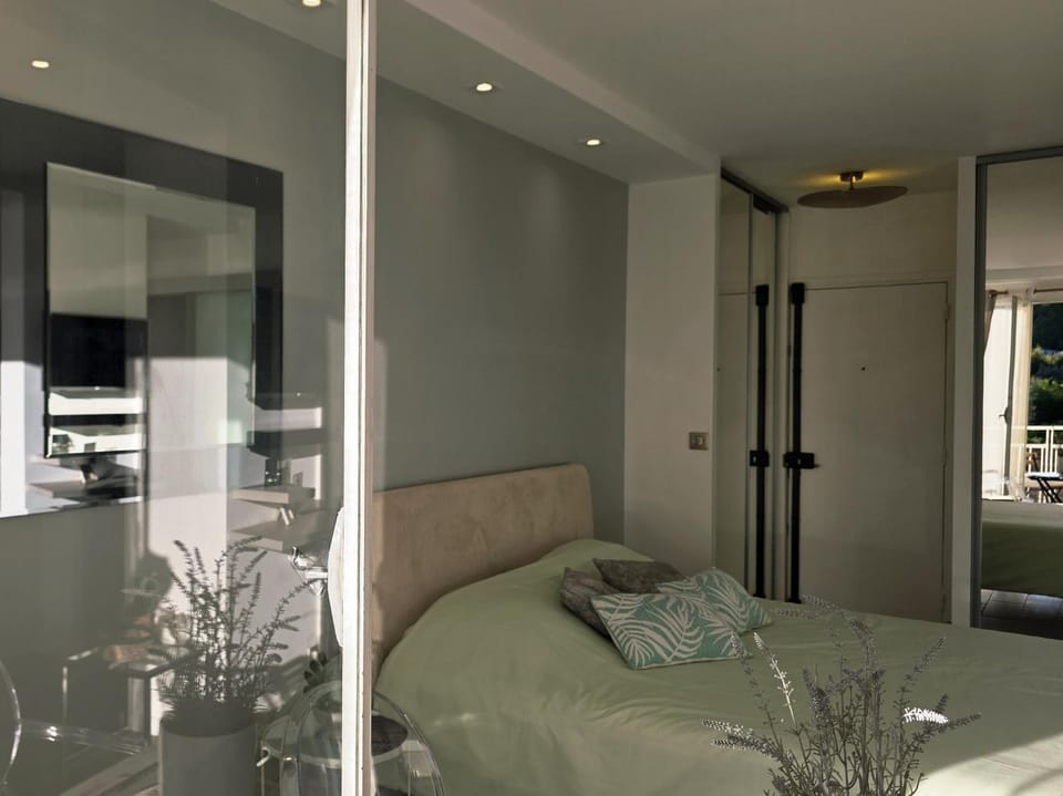 Aux portes de Paris / Studio Bord de Marne Apartment in Île-de-France