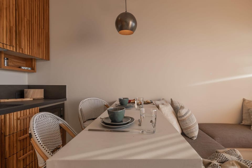 Kitchen or kitchenette, Living room, Seating area, Dining area
