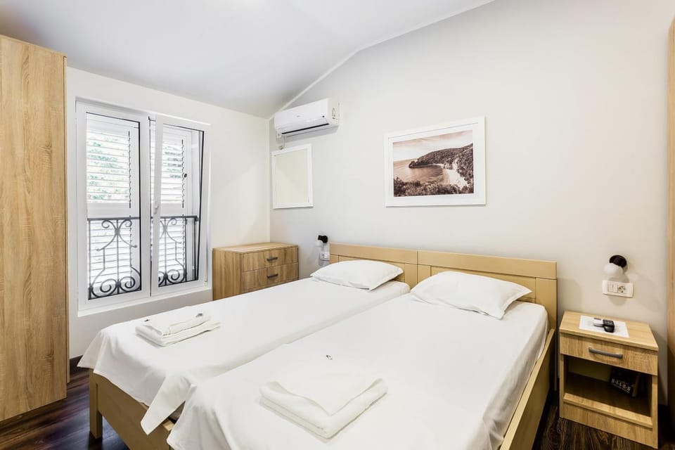 Photo of the whole room, air conditioner