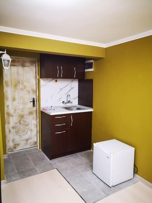 Студиото е партер от жилищна сграда. Топ център. Apartment in Varna