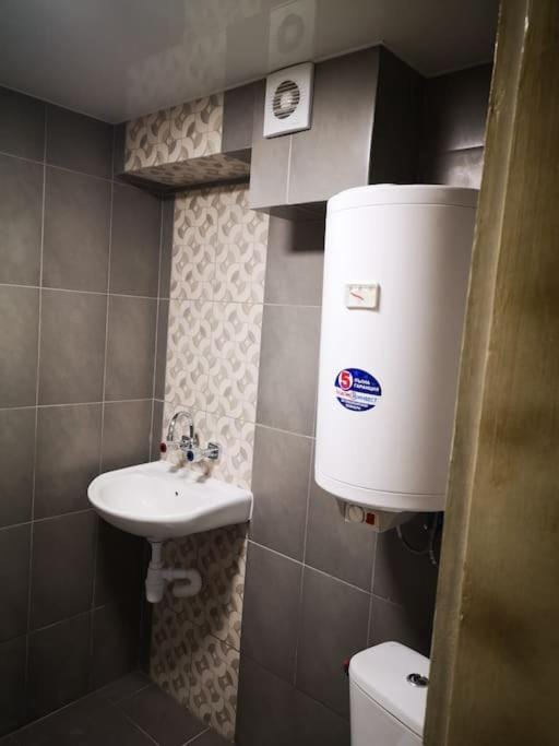 Студиото е партер от жилищна сграда. Топ център. Apartment in Varna