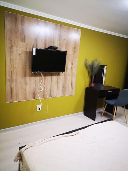 Студиото е партер от жилищна сграда. Топ център. Apartment in Varna