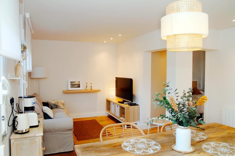TV and multimedia, Coffee/tea facilities, Living room, Seating area, Dining area
