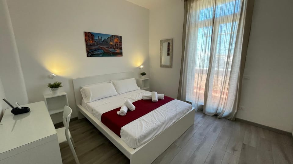Bed, TV and multimedia, Photo of the whole room, towels