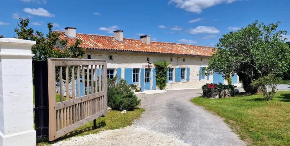 Maison Neuve, relaxing countryside home with pool House in Nouvelle-Aquitaine