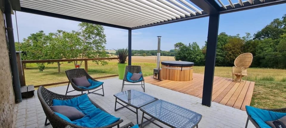 Maison Neuve, relaxing countryside home with pool House in Nouvelle-Aquitaine