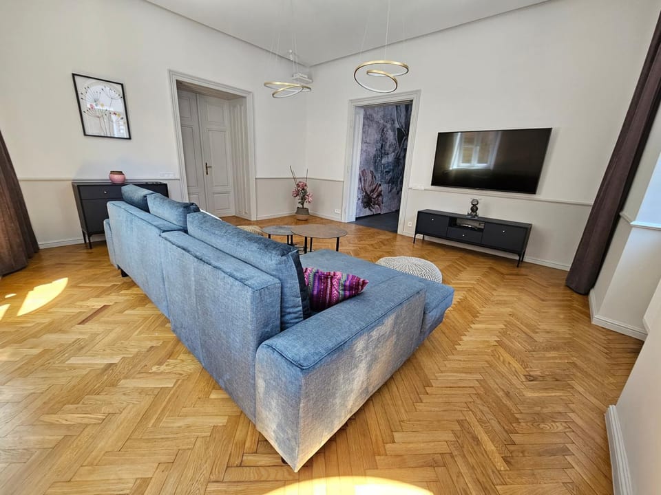 Communal lounge/ TV room, TV and multimedia, Living room, Seating area, Evening entertainment